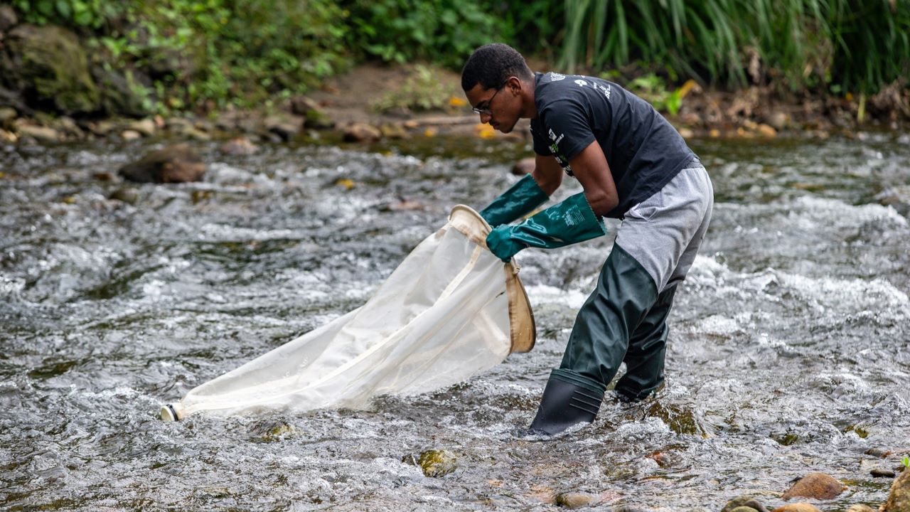 Alunos da rede estadual analisam a qualidade da água que abastece a população fluminense e aprendem sobre educação ambiental