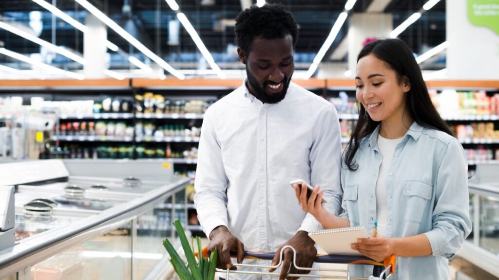 Casal fazendo compras com aplicativo