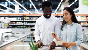 Casal fazendo compras com aplicativo