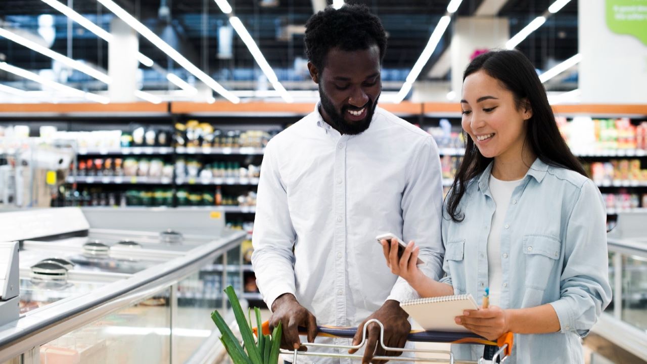 Casal fazendo compras com aplicativo