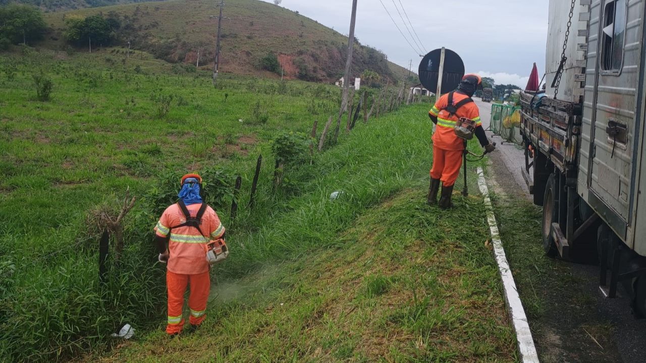 Equipes fazem manutenção em trechos da RJ 116 nesta quinta-feira