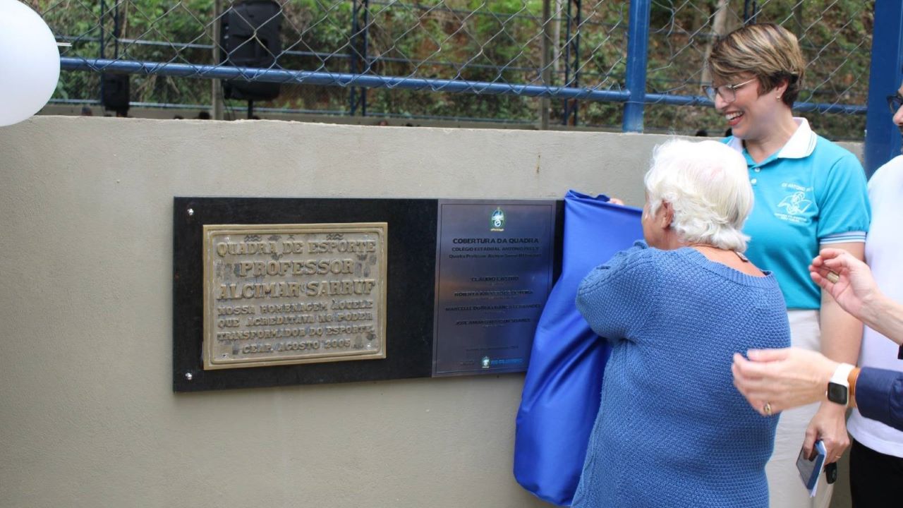 Secretária de Estado de Educação participa de inauguração de reforma de quadra em Cordeiro