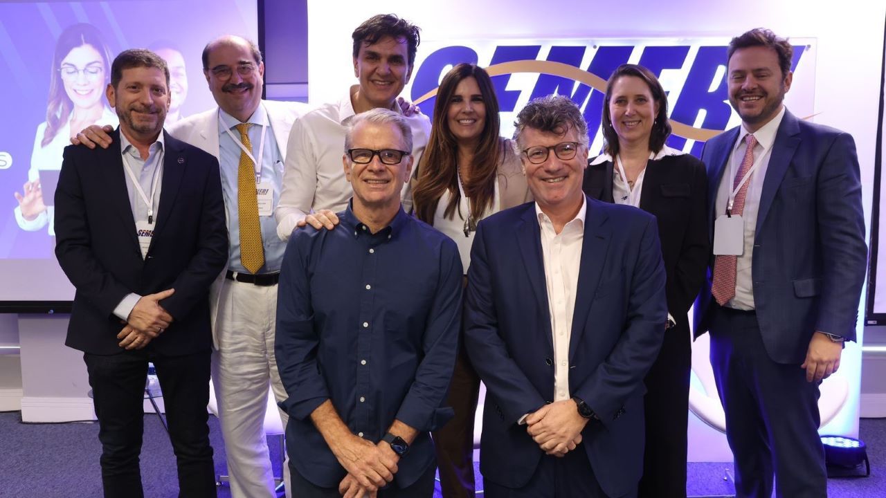 Bernardinho, Eduardo Parente, CEO da Yduqs (ambos em primeiro plano), Celso Niskier, Luiz Roberto Curi, Gabriel Chalita, Cláudia Romano, Marta Abramo e André Lemos Jorge (ao fundo)