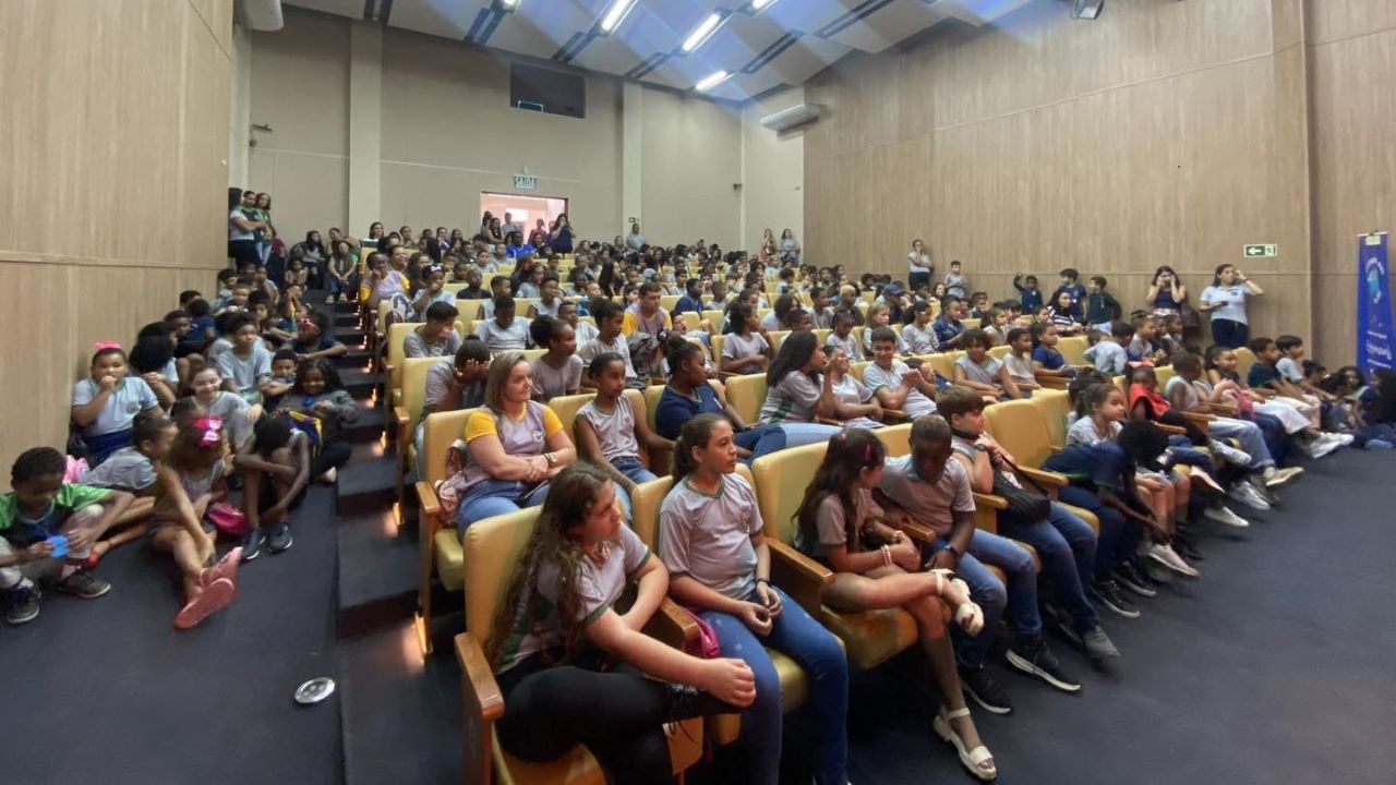 Alunos de Cantagalo assistem ao espetáculo “Cuidando das Águas do Rio”