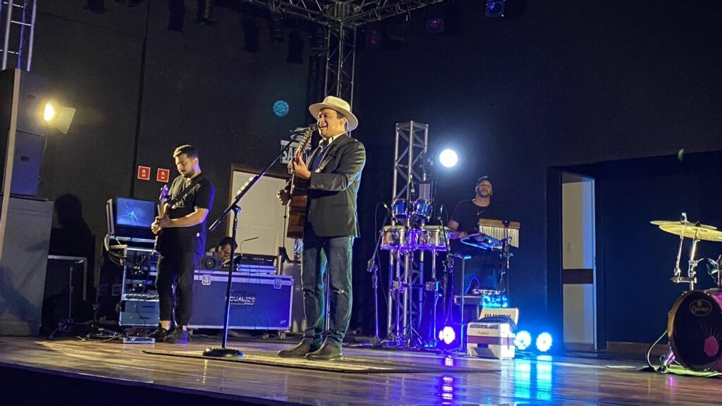 Cesário Ramos se apresentando em Cantagalo