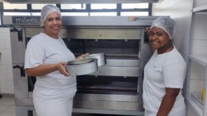 Momento importante do aprendizado para as alunas macuquenses, que saem da sala de aula e vão para a cozinha praticar os ensinamentos