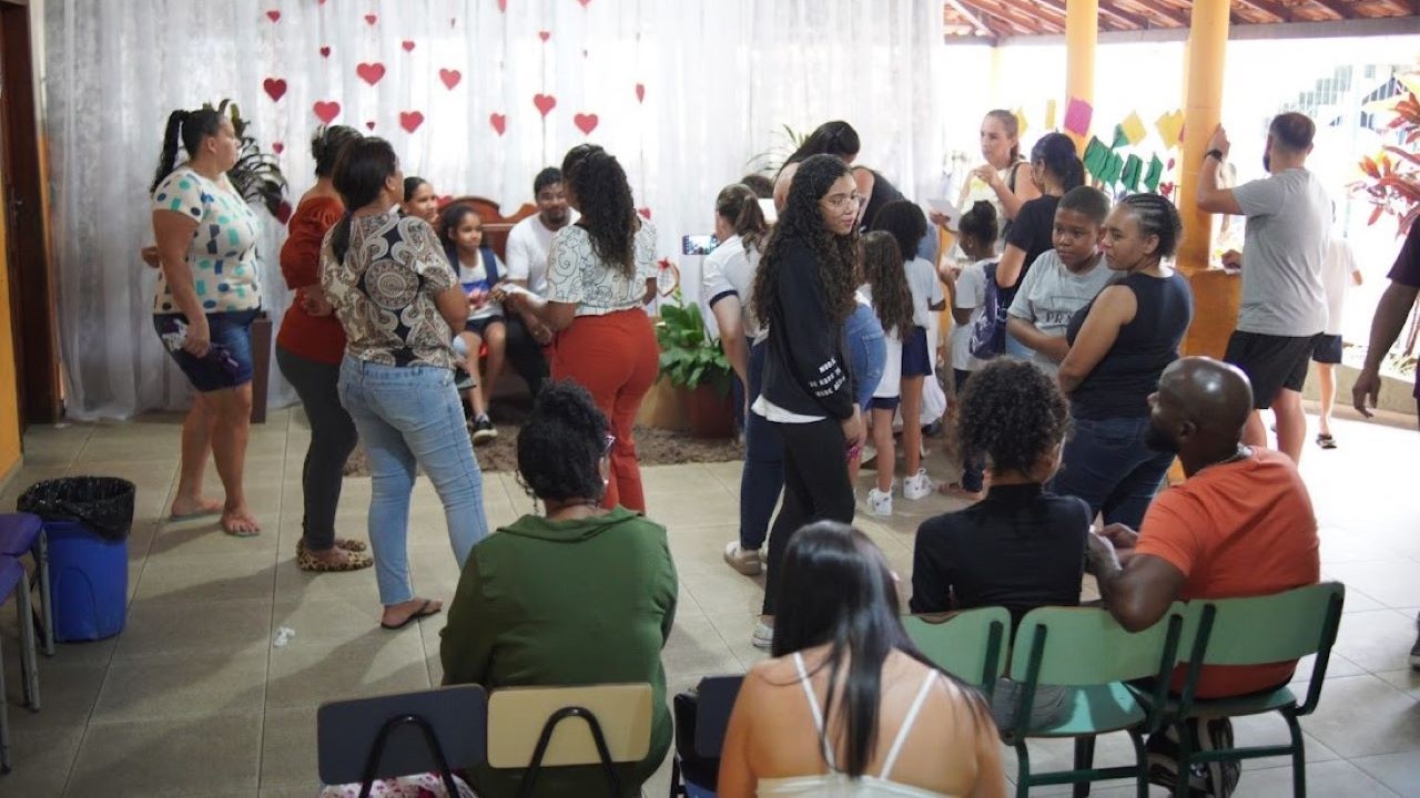 ‘Momento da Família’ emociona comunidade escolar em Macuco