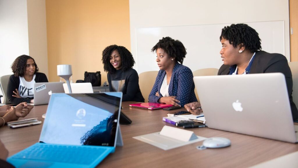 Mulheres negras em escritório