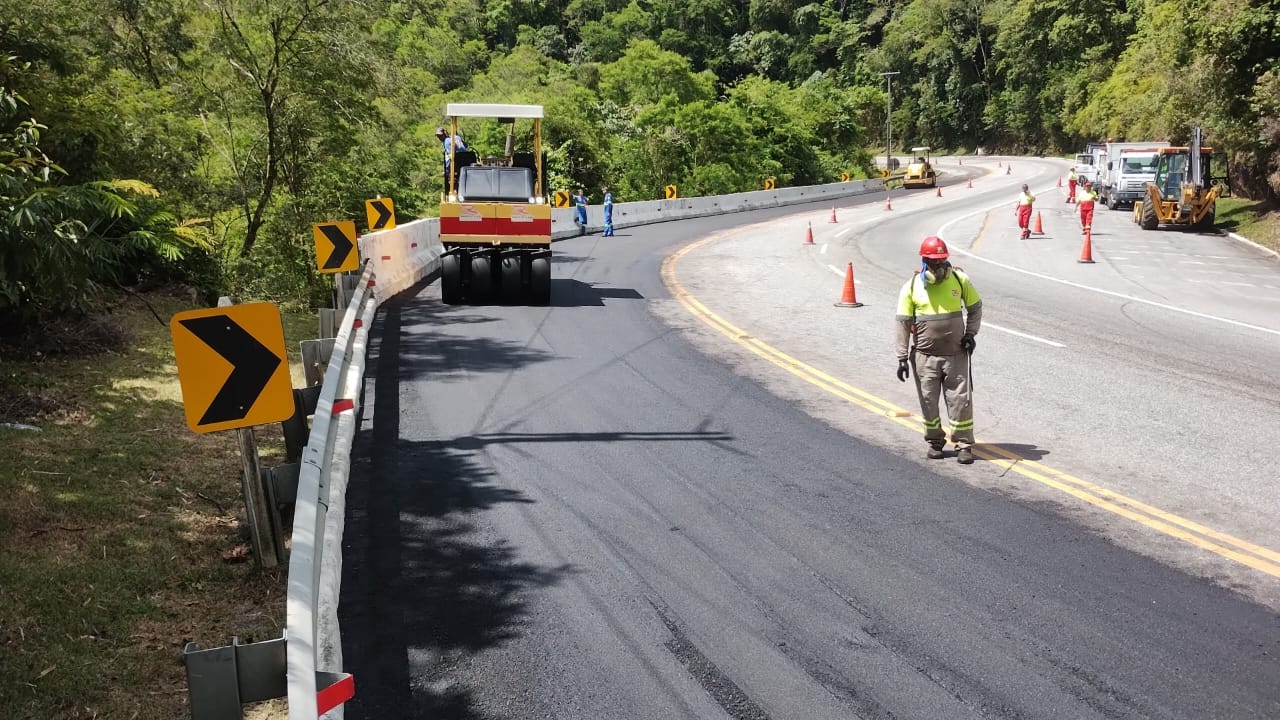 Pare e siga na RJ 116 continua em Cachoeiras de Macacu