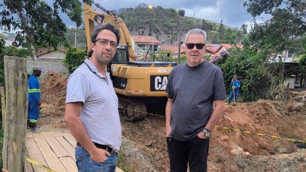 Prefeito Guga de Paula visita obras em Santa Rita da Floresta