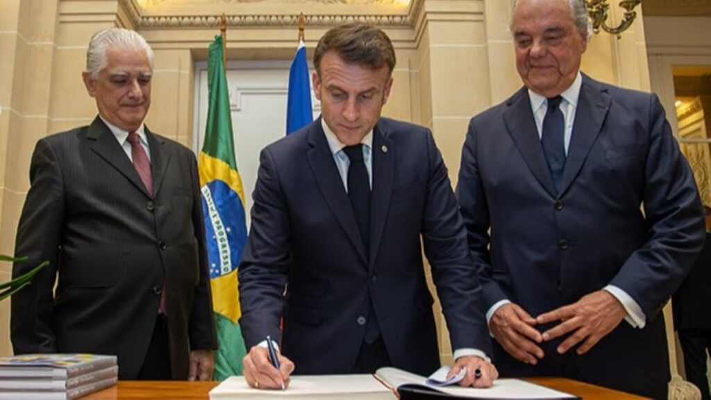 Emmanuel Macron assina livro de ouro da Casa. Foto: Vinicius Magalhães