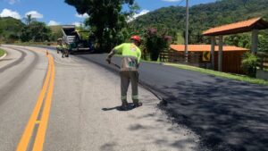 RJ 116 opera em Pare e Siga para obras de novo asfalto em Cordeiro