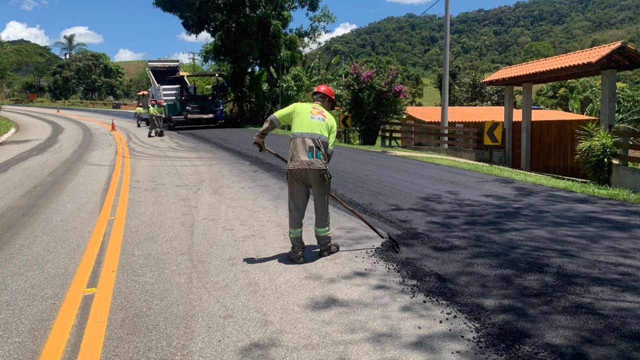 RJ 116 opera em Pare e Siga para obras de novo asfalto em Cordeiro