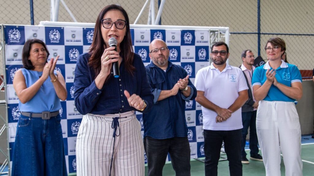 Roberta Barreto participou da inauguração de quadras esportivas e fez entregas de livros em escolas de Cordeiro e Lumiar - Nova Friburgo