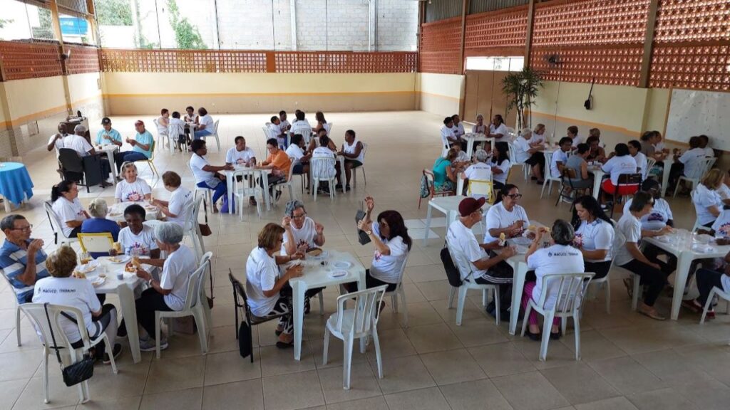 O salão da sede da Secretaria de Trabalho, Envelhecimento Saudável e Juventude de Macuco recebeu o grupo da terceira idade