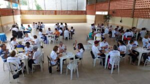 O salão da sede da Secretaria de Trabalho, Envelhecimento Saudável e Juventude de Macuco recebeu o grupo da terceira idade