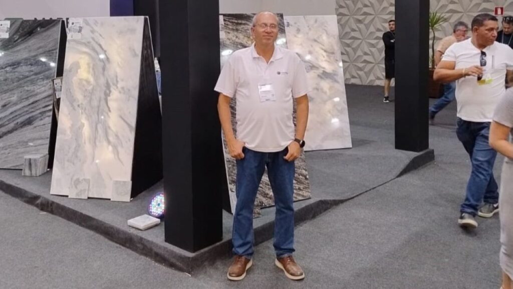 Alexandre Souza da Fonseca no estande na exposição Cachoeiro Stone Fair 2024