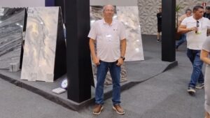 Alexandre Souza da Fonseca no estande na exposição Cachoeiro Stone Fair 2024