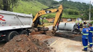 Obras de drenagem deixam Km 98 da RJ 116 operando no sistema de Pare e Siga