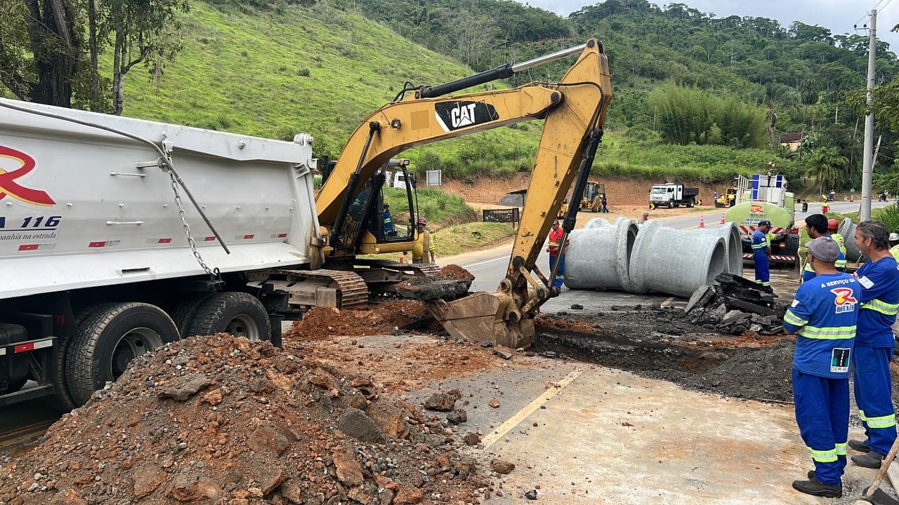 Obras de drenagem deixam Km 98 da RJ 116 operando no sistema de Pare e Siga