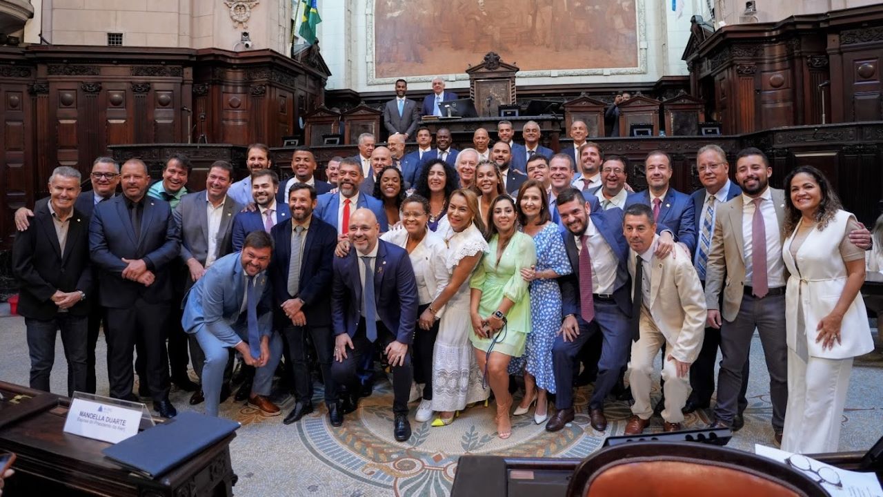 Na sessão plenária de encerramento do ano legislativo, os deputados se juntaram para uma foto no plenário do Palácio Tiradentes, sede histórica da Alerj