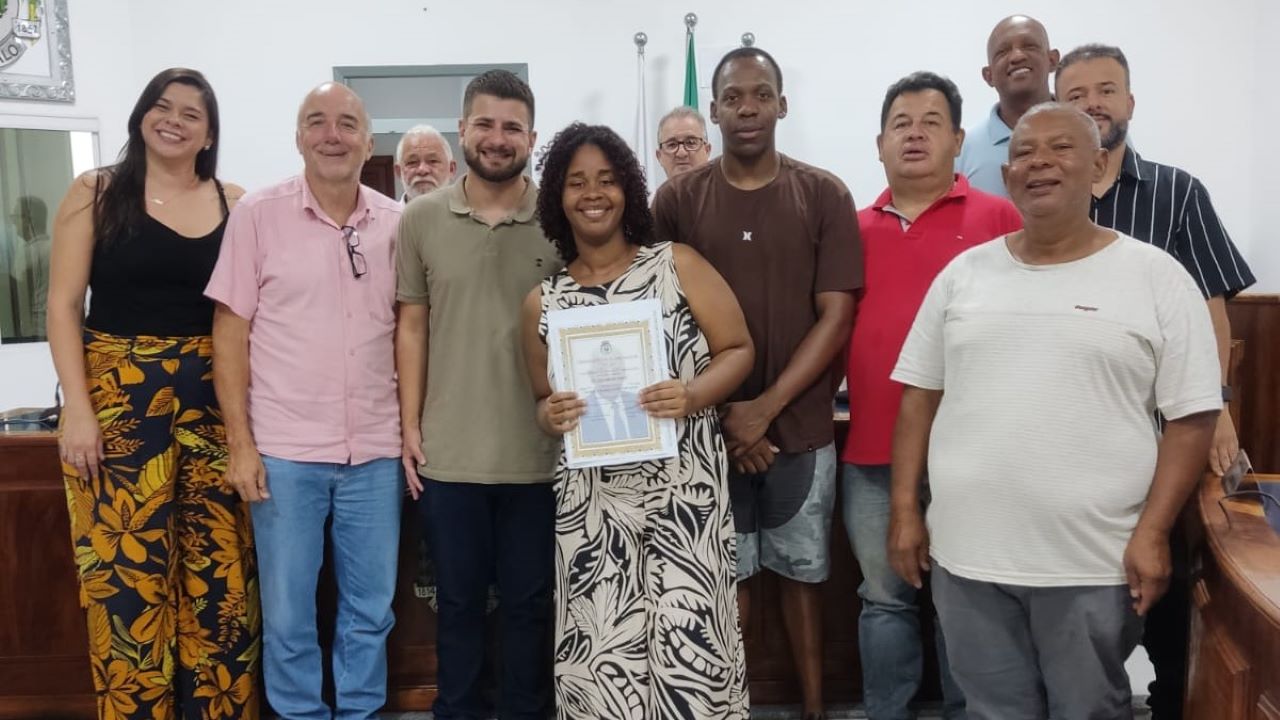 Cabeleireira Isabella Marques recebe condecoração da Câmara de Cantagalo