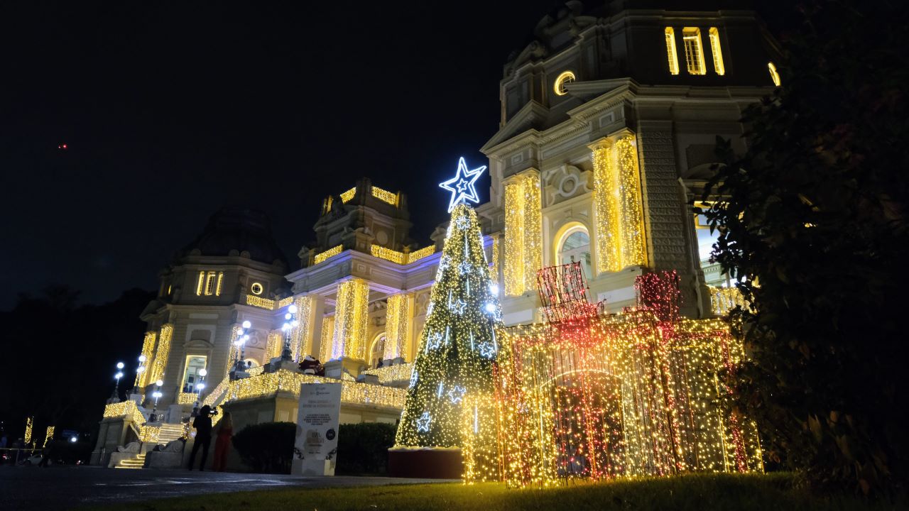 Palácio Guanabara ganha iluminação especial de Natal com árvore interativa