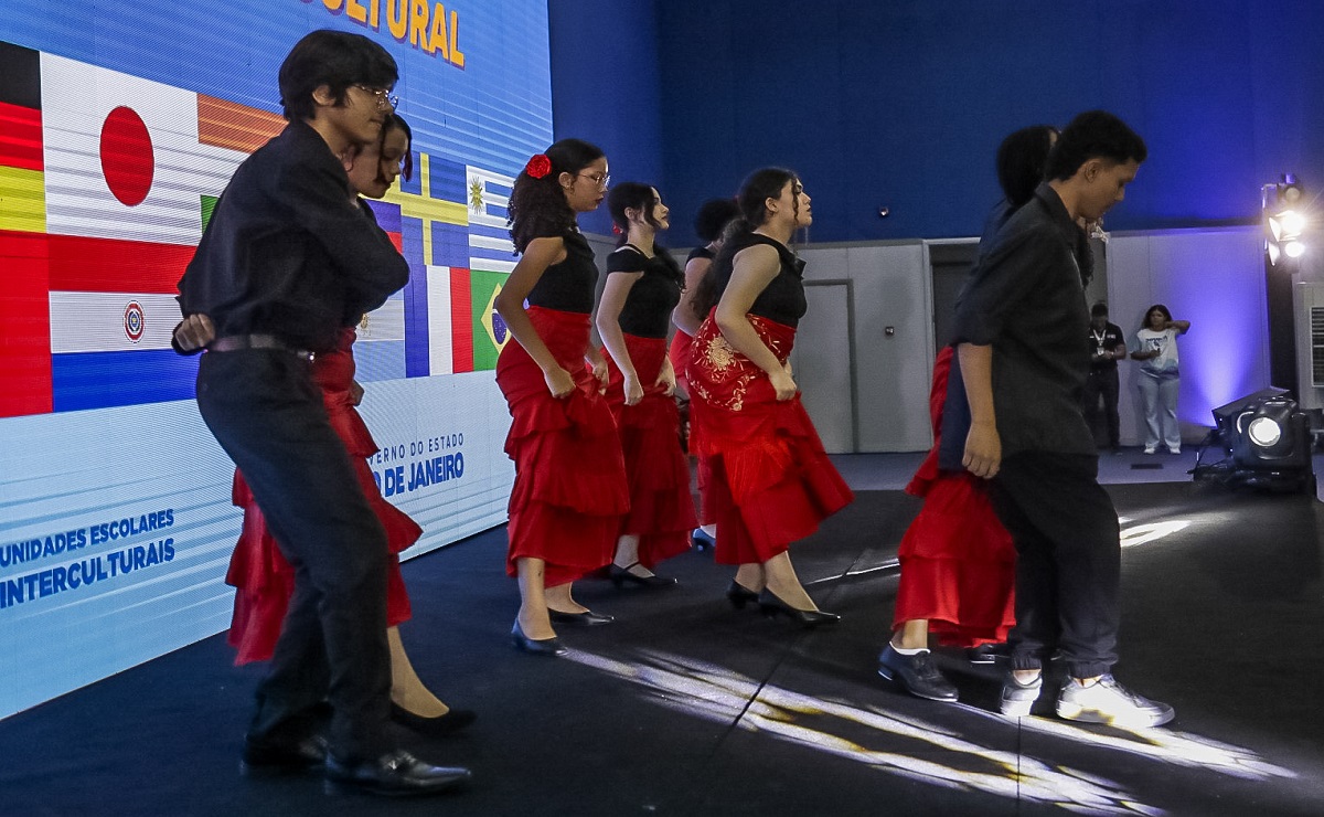 Carmo, Conceição de Macabu, Niterói, Nova Iguaçu e Valença terão colégios interculturais para os ensinos fundamental e médio 