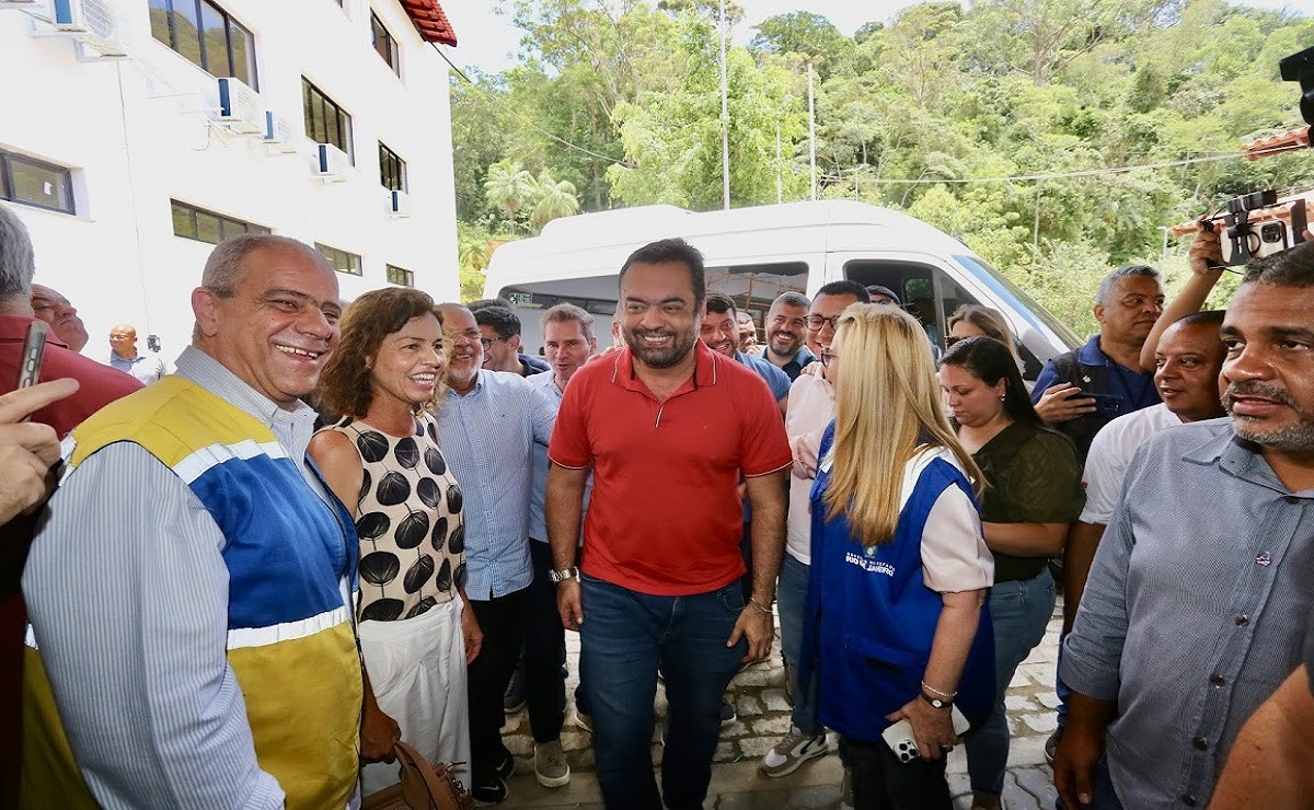 Cláudio Castro vistoria obras do Hospital Estadual de Oncologia de Nova Friburgo e garante inaugurar este ano