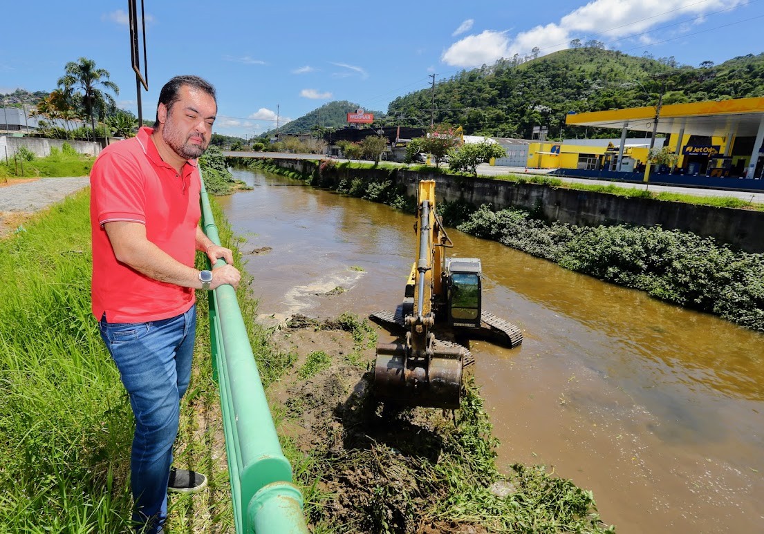 Governo do Estado realiza limpeza de rio no Jardim Califórnia, em Nova Friburgo