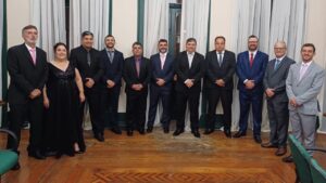 Posse de Bebeto e Kinka reúne multidão na Praça da Matriz em Duas Barras