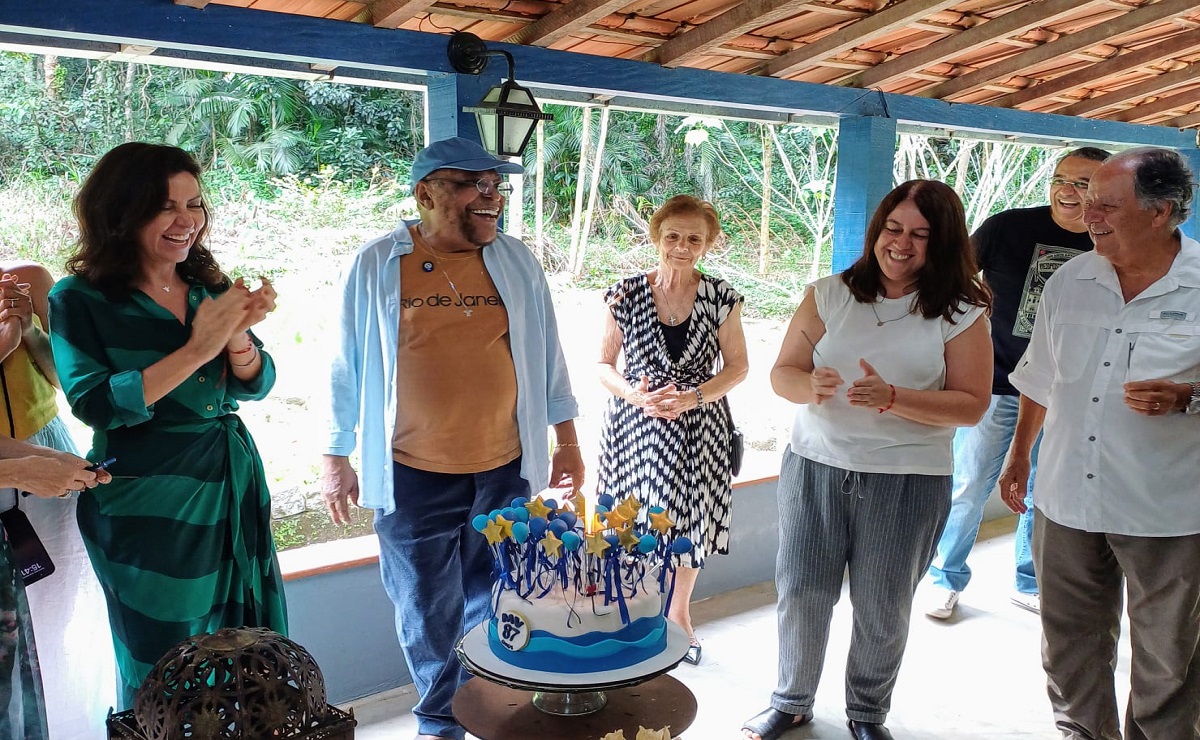 Reabertura de Instituto de Martinho da Vila, em Duas Barras, conta com celebração do seu aniversário