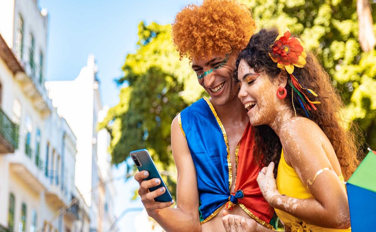 Especialista orienta sobre os cuidados com o celular antes, durante e depois da folia