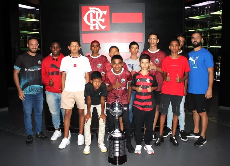 Jovens atletas de Macuco vivem dia inesquecível no Museu do Flamengo