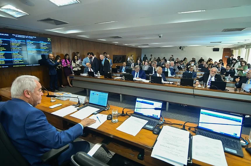 Aprovados o fim da reeleição, mandatos de cinco anos e eleições unificadas