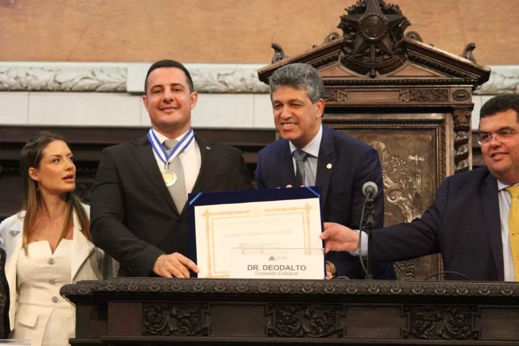 Juiz é condecorado pela Alerj com a Medalha Tiradentes