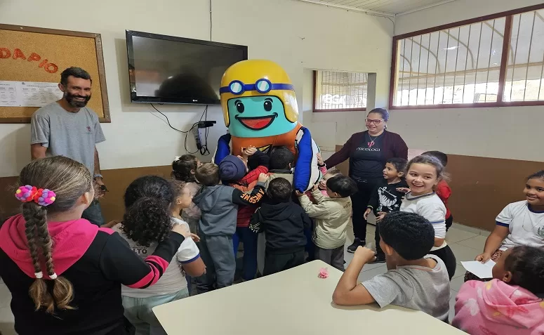 Com apoio da Águas do Rio, mascote Azulino visita escolas do interior do Rio