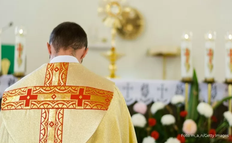 Número de católicos cai, enquanto evangélicos avançam, segundo Censo 2022