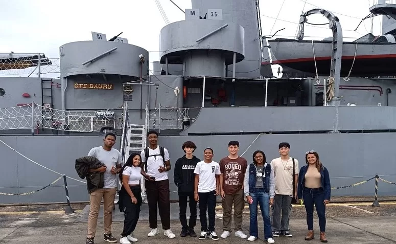 Alunos do ‘Viva Vôlei’ de Macuco exploram o Museu Naval em jornada educativa