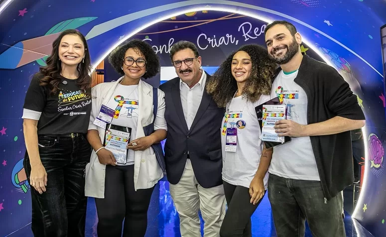 Apresentador Ratinho prestigia estande da Seeduc na Bienal do Livro e fala sobre autismo
