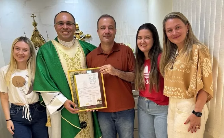 Deputado Bruno Boaretto entrega Moção de Louvor e Aplausos ao Padre Fernando Pacheco, da Paróquia São João Batista, em Macuco