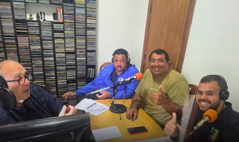 Membros da Secretaria de Esportes de Trajano de Moraes participam de entrevista na Rádio Antena Jovem
