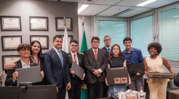 Ministério Público realiza entrega de laptops ao Parlamento Juvenil