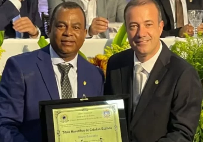 Deputado Bruno Boaretto é homenageado com título de Cidadão Buziano nos 30 anos de Armação dos Búzios