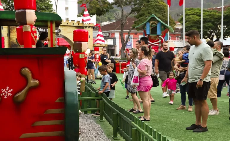 Nova Friburgo celebra temporada natalina com abertura de “Um Encanto de Natal”