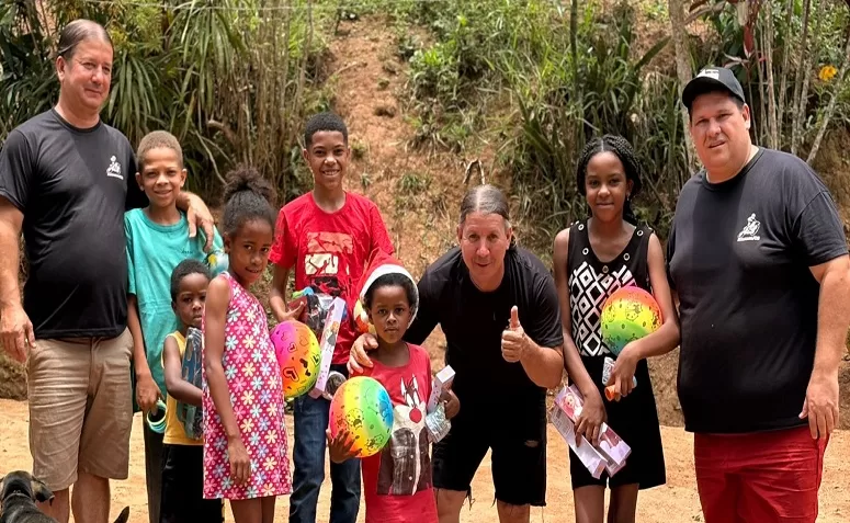 Ação solidária leva alegria às crianças da zona rural de Macuco