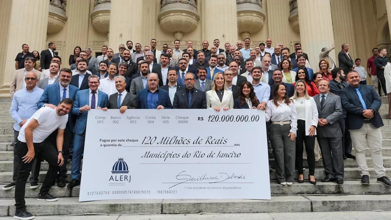 Alerj entrega cheques simbólicos do repasse de R$ 220 milhões a municípios e estado