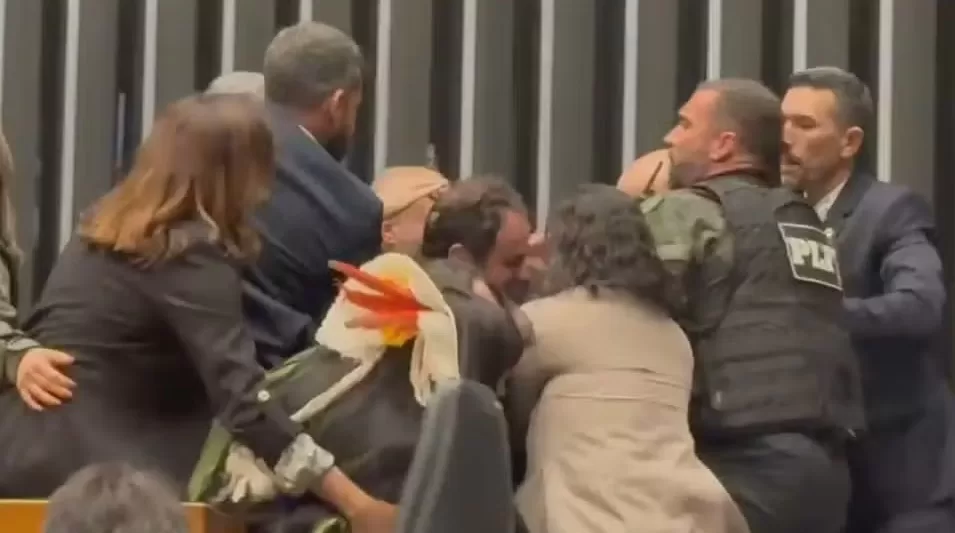 Deputado Glauber Braga é retirado a força da mesa da Câmara dos Deputados