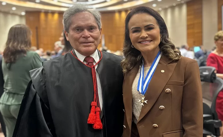 Deputada federal Daniela do Waguinho recebe o colar do mérito judiciário do TJRJ