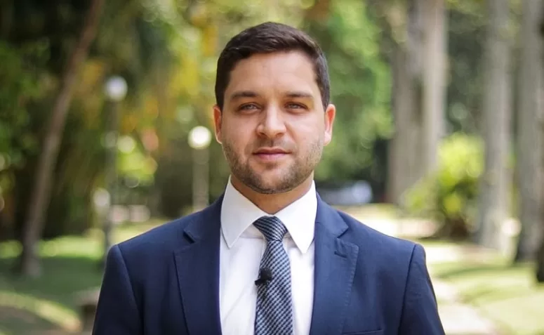 Conselheiro Thiago Pampolha Gonçalves recebe o Colar do Mérito Judiciário do TJ-RJ